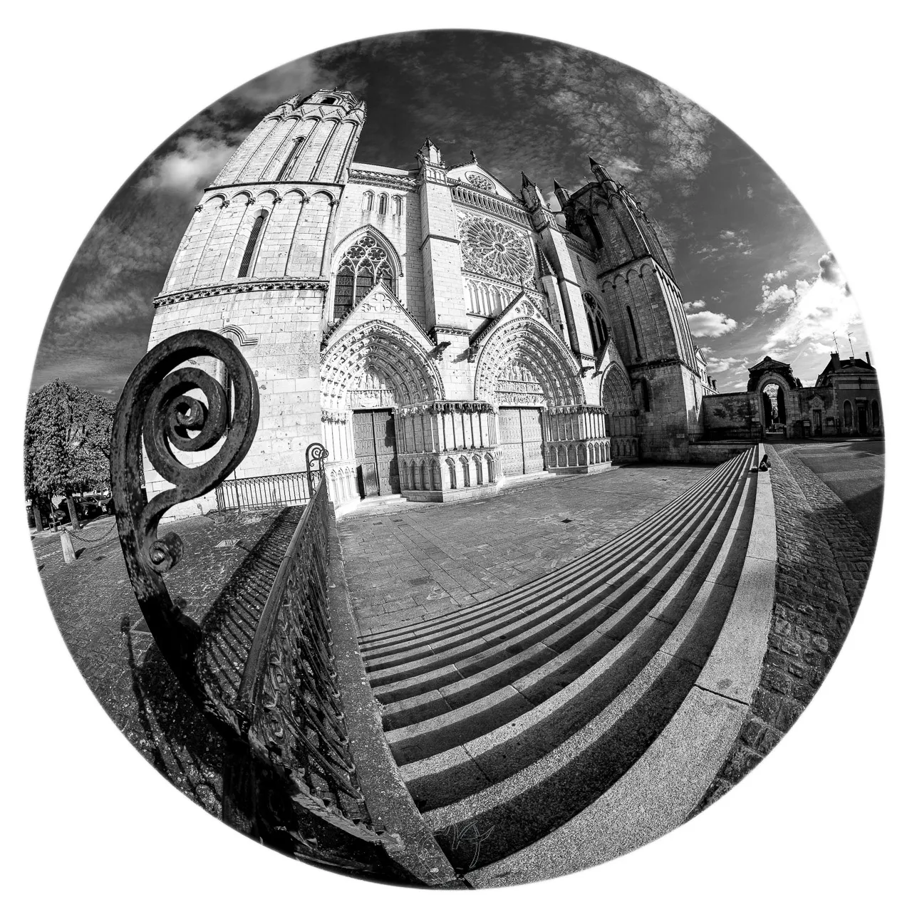 Cath&eacute;drale de Poitiers dans tous ses &eacute;tats - Photo n°1